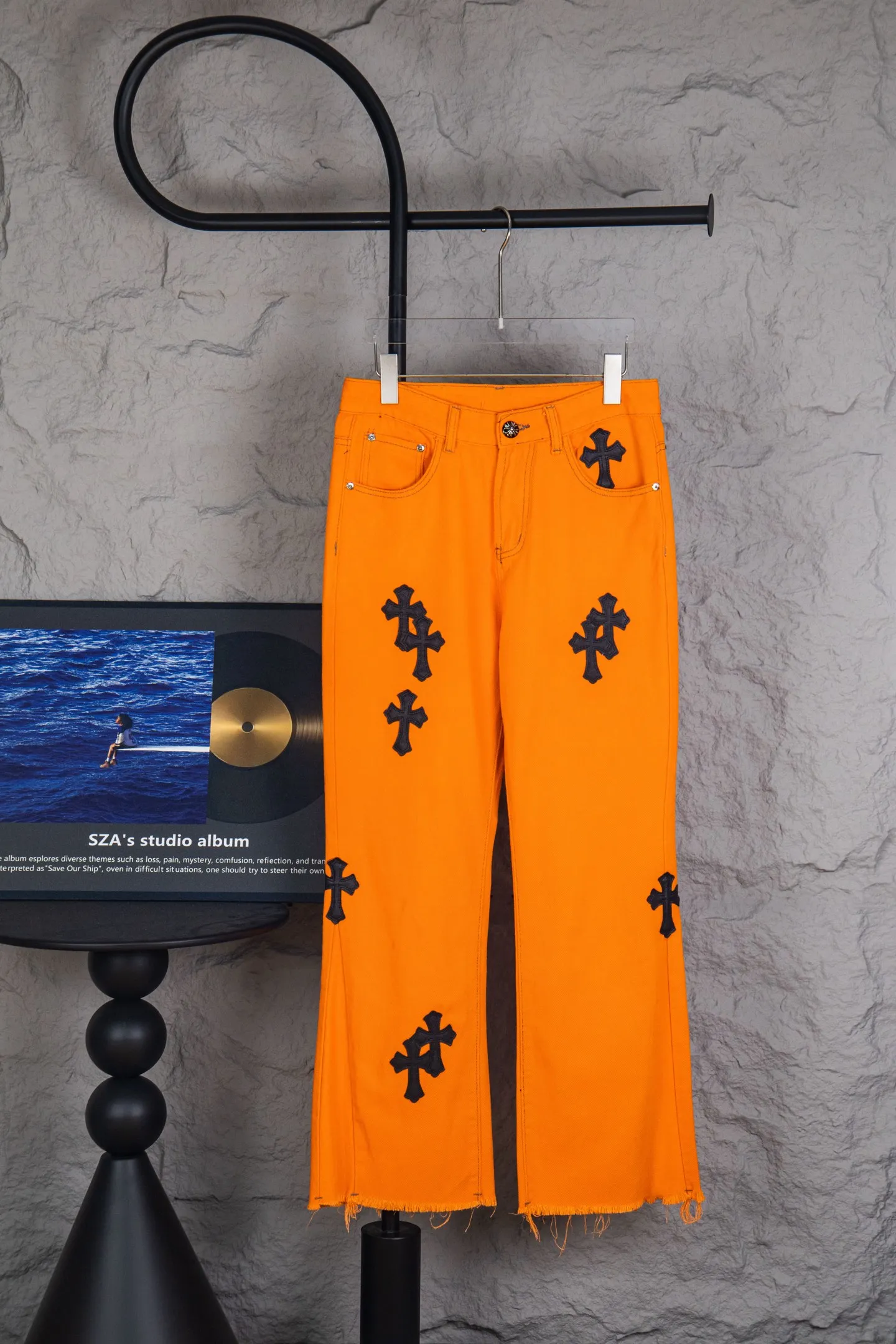 P260 top version Chrome Hearts Orange Cow King patch leather flared jeans 🌞It can be called the most summery style of Chrome Hearts. The vibrant orange is the unique and passionate color of summer. Wearing it, it seems to bring sunshine and dazzling dazzling.  These pants are modified based on Levi's genuine American-made 90 second-hand soleplates, and the quality is guaranteed. The sterling silver hardware accessories are full of texture and reflect fine light as the body moves, giving it a high-end feel. The lambskin leather craftsmanship is exquisite, the soft leather collides with the tough denim, and the design is full of sense.  The bell-bottom style is retro and fashionable. It not only modifies the shape of the legs, but also makes you walk with wind and full aura. Whether paired with a simple white T-shirt or a personalized short top, you can easily create an exclusive trendy look.  🔶The unique orange color stands out among the crowd of jeans and easily becomes the focus of your outfit.  Size covers M-XXL (corresponding to sizes 30-36),